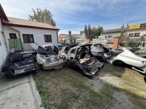 BMW kasztninegyed, s&aacute;rv&eacute;dő, h&aacute;tfal